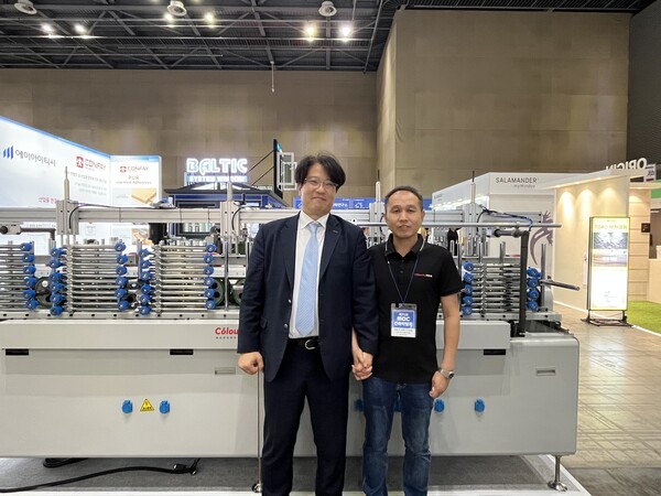 트라맥스 최유석 대표(좌)와 Colourful Mr. Qin Zeng Chun CEO(우)