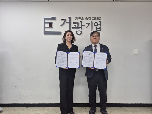 (주)거광기업 문은경 대표(좌)와  (주)에너지넷 윤재호 대표(우)가 지난 8월 3일과 건물일체형 태양광(BIPV) 및 자가발전형 모듈러 사업 협력을 위한 포괄적 업무협약(MOU)을 체결했다.(사진제공: 거광기업)